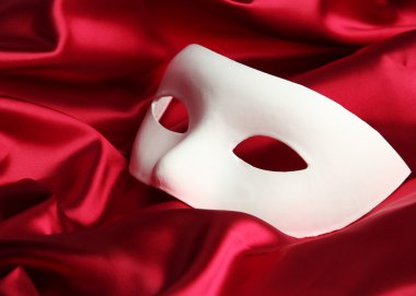 Kırmızı ipek kumaş üzerine beyaz maske