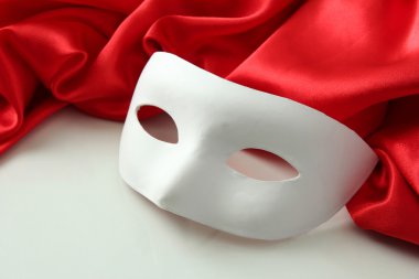 Beyaz maske ve üzerinde beyaz izole kırmızı ipek kumaş