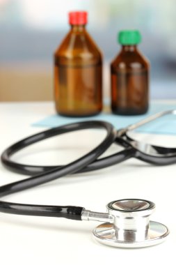 Masanın üzerinde yatan stetoskop yakın çekim