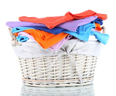 ahşap sepet beyaz izole giysilerle