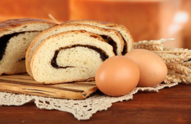 somun ile parlak zemin üzerinde kesme tahtası üzerinde haşhaş tohumu