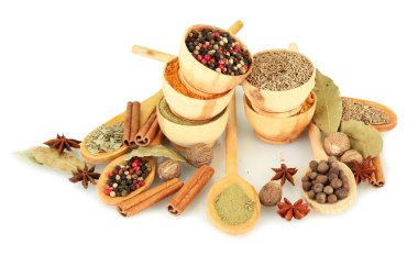 ahşap kase ve baharat üzerine beyaz izole kaşıklarla