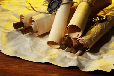 kahverengi kağıt arka plan üzerinde eski kaydırır