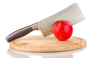 Kırmızı elma ve bıçak üzerinde beyaz izole kesme tahtası üzerinde