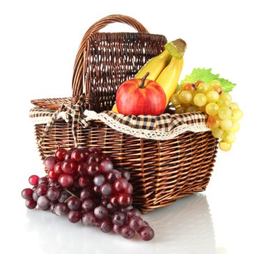 piknik sepeti ile üzerine beyaz izole meyve