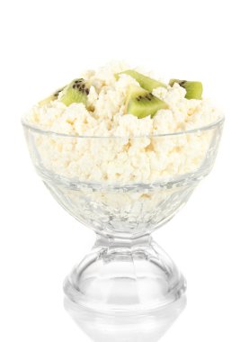 süzme peynir beyaz izole kivi, cam kase