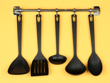 Gümüş kanca, Sarı zemin üzerinde siyah mutfak gereçleri