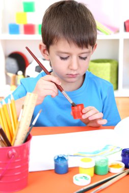 sevimli küçük çocuk albümü içinde boyama