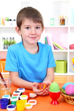 Çocuğun elinde tutan boyalı Paskalya yortusu yumurta