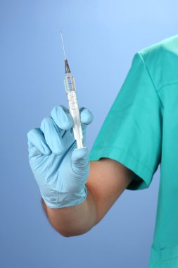 mavi zemin üzerine şırınga ile doktor