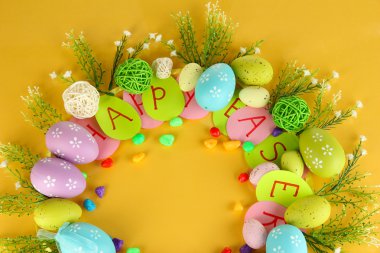 Paskalya Sarı zemin üzerinde dairesel kompozisyon