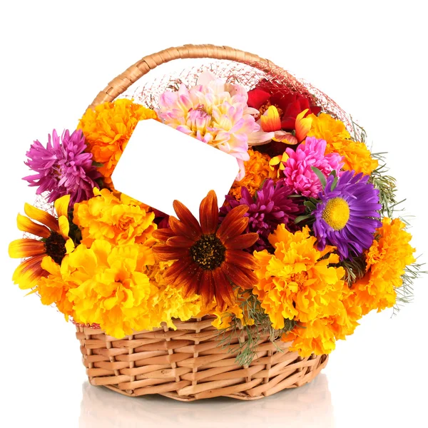 Bellissimo bouquet di fiori luminosi in cesto con nota di carta isolata su bianco — Foto Stock