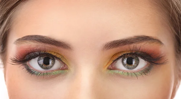 Hermosos ojos femeninos con maquillaje de otoño brillante — Foto de Stock