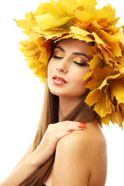 Hermosa mujer joven con corona de otoño amarillo, aislado en blanco — Foto de Stock