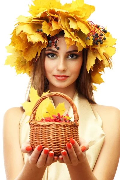 Mulher bonita com grinalda e cesta com barberry, isolado em branco — Fotografia de Stock