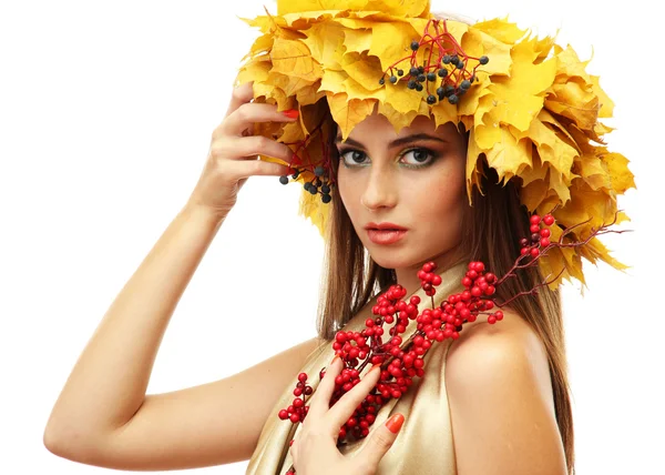 Hermosa mujer joven con corona de otoño amarillo y bayas rojas, aislado en blanco — Foto de Stock