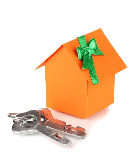 Klein huisje met sleutel geïsoleerd op wit — Stockfoto