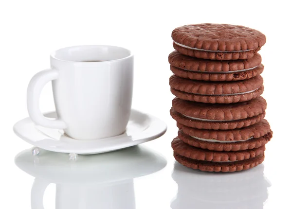 Chocolade koekjes met romige laag en kopje koffie op witte geïsoleerd — Stockfoto