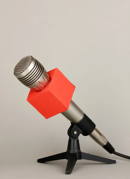 Microphone sur support sur fond gris — Photo