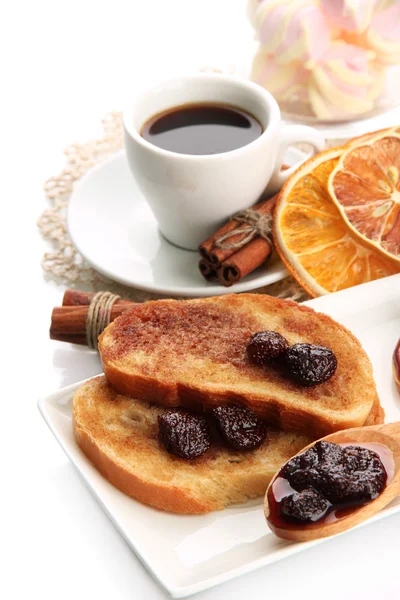 Wit brood toast met jam en kopje koffie, geïsoleerd op wit — Stockfoto