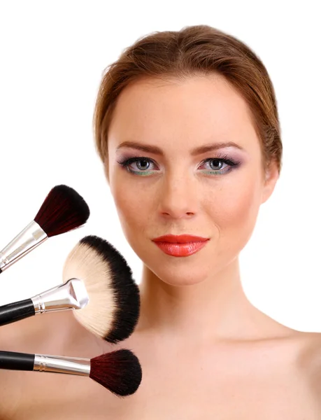 Porträt einer schönen Frau mit Make-up-Pinseln, isoliert auf Weiß — Stockfoto