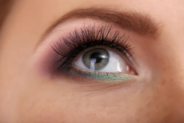 Beautiful female eye with bright make-up, close up — Stock Photo, Image