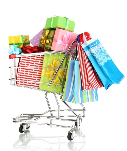 Weihnachtsgeschenke und Einkäufe im Einkaufswagen isoliert auf weiß — Stockfoto
