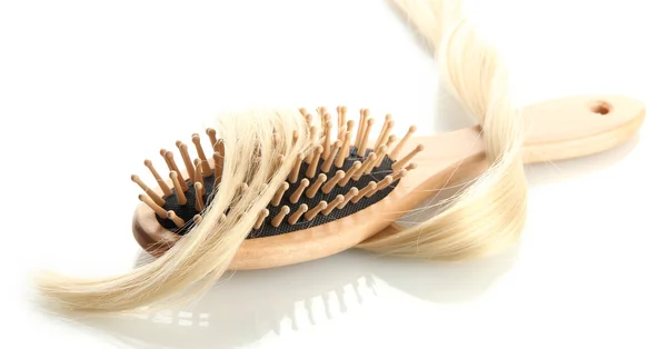 Escova de pente de madeira com cabelo, isolado em branco — Fotografia de Stock