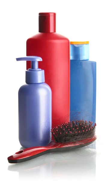 Cepillo peine con pelo perdido y botellas de cosméticos, aislado en blanco — Foto de Stock