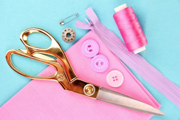 Accessori per cucire e primo piano in tessuto — Foto Stock