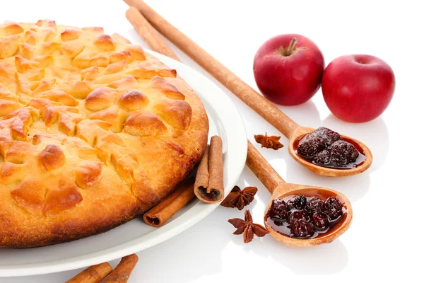 Leckeren hausgemachten Kuchen, Äpfel und Marmelade, isoliert auf weiß — Stockfoto