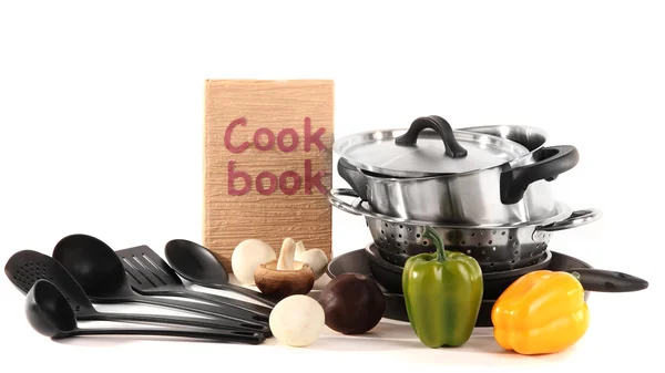 Composizione di utensili da cucina e verdure isolate su bianco — Foto Stock