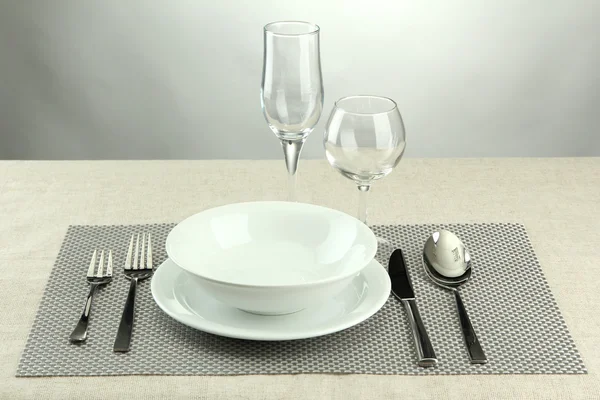 灰色の背景上のテーブルの設定 — ストック写真