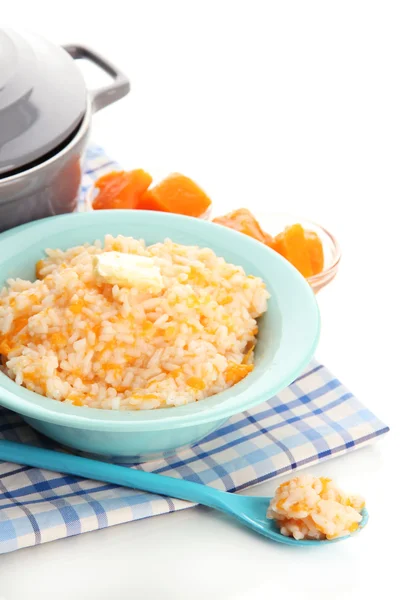 Pruebe la papilla de arroz con calabaza en un tazón azul, aislado en blanco —  Fotos de Stock