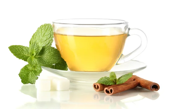 Tasse de thé à la menthe et à la cannelle isolée sur blanc — Photo