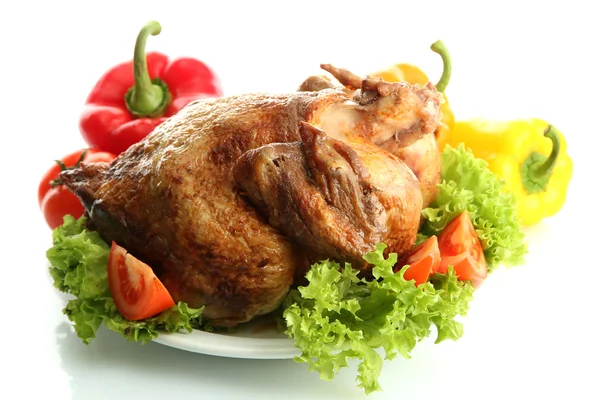 Вкусная целая жареная курица на тарелке с овощами, изолированные на белом — стоковое фото