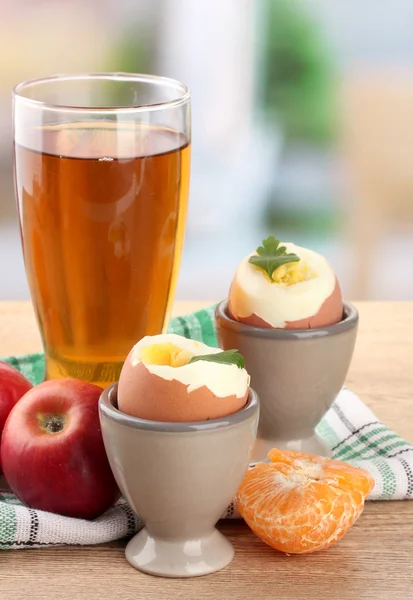 光早餐煮的鸡蛋和汁在咖啡厅的木桌上的玻璃 — 图库照片