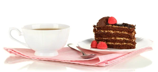 Чашка чая и вкусный торт изолированы на белом — стоковое фото