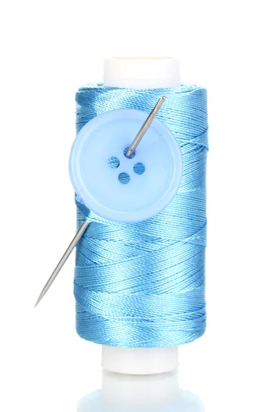 Голубая бобинка с иголкой и пуговицами, изолированными на белом — стоковое фото