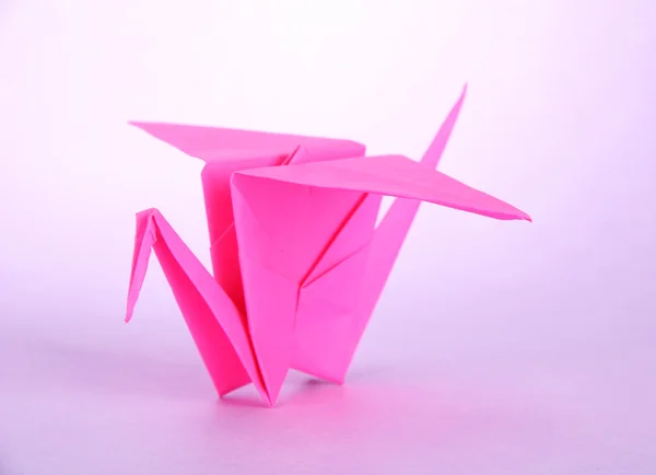 Origami jeřáb na fialovém pozadí — Stock fotografie