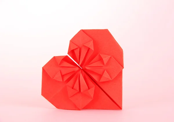 Origami kertas hati pada latar belakang merah muda — Stok Foto