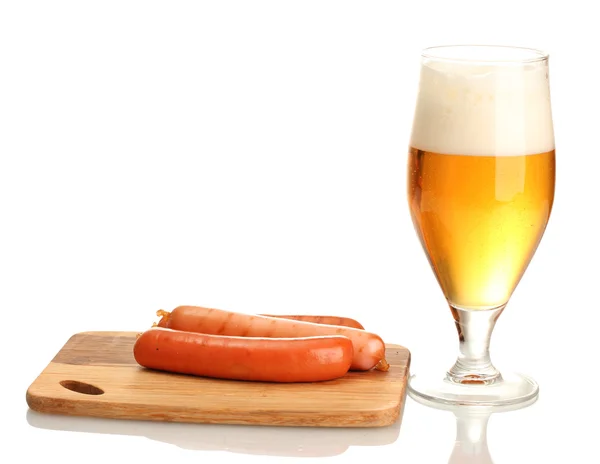 Birra e salsicce grigliate isolate su bianco — Foto Stock