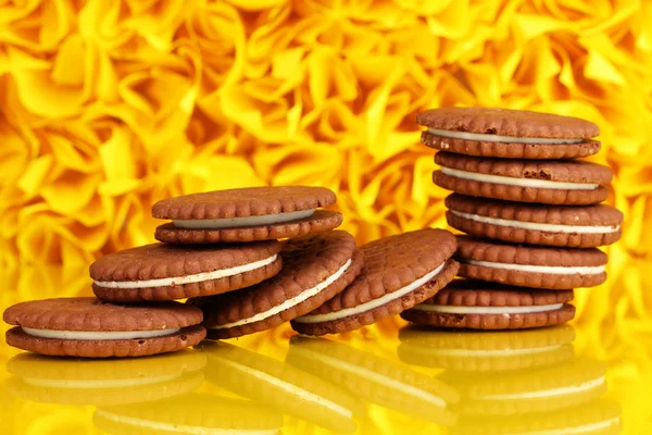 Biscuits au chocolat avec couche crémeuse sur fond décoratif jaune — Photo