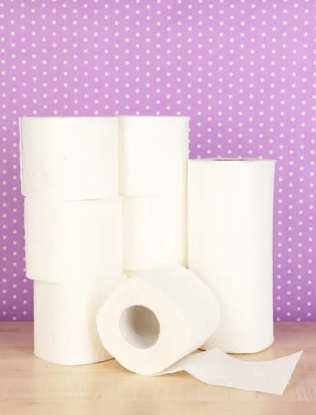 Rolki papieru toaletowego na fioletowym tle kropki — Zdjęcie stockowe