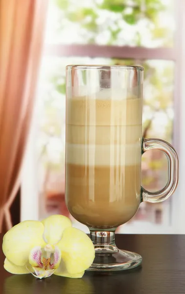 Fragrant coffee latte in glass cup, on table in cafe — Stock Photo, Image