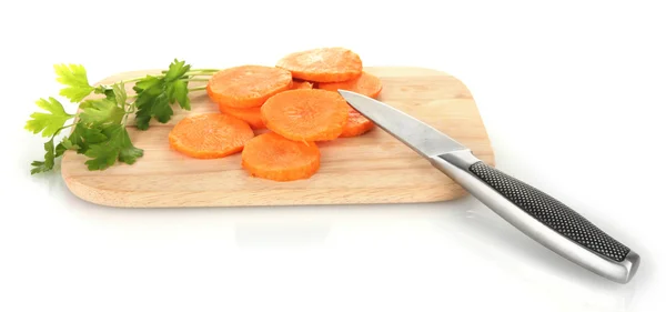 Zanahorias con cuchillo en tabla de cortar aislado en blanco —  Fotos de Stock