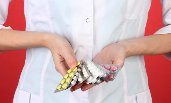 रंग पार्श्वभूमीवर महिला डॉक्टर हात धारण गोळ्या बंद — स्टॉक फोटो, इमेज
