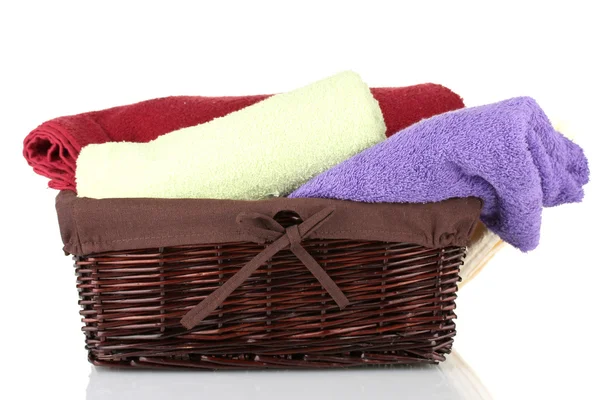 Πολύχρωμο πετσέτες στο καλάθι που απομονώνονται σε λευκό — 图库照片