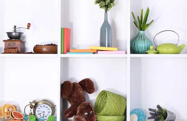 güzel beyaz raf ile dağınık farklı ev ilgili nesneleri