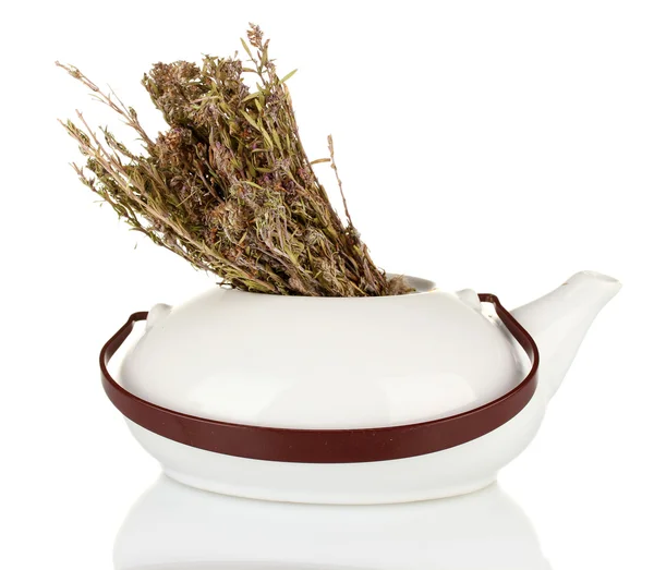 Gedroogde kruiden in theepot, geïsoleerd op wit. conceptuele foto van kruiden thee. — Stockfoto